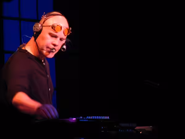 One cool aspect of Thomas' shows is that he does a "from the ground up" build-up of some of his songs, which allows you to appreciate the complexity of the soni (2006)