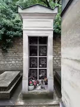 Capelle funéraire comprenant l'urne de Chris Marker, au cimetière du Montparnasse. (2021)