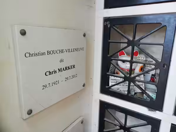 Plaque de Chris Marker au sein d'une chapelle funéraire commune, au cimetière du Montparnasse. (2020)