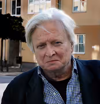 Stig Larsson på promenad i centrala Ystad 20 augusti 2021.