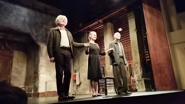 Grégoire Oestermann, Sandrine Bonnaire et Frédéric Leidgens après une représentation de "L'Amante anglaise" au théâtre de l'Atelier, en décembre 2024.