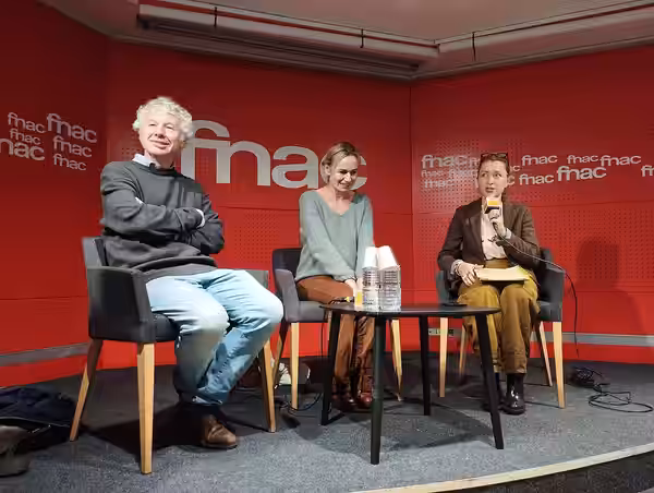 Jacques Osinski et Sandrine Bonnaire lors d'une rencontre-signature autour de la pièce "L'Amante anglaise", le 9 octobre 2024.