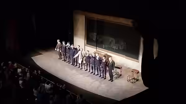 Stéphane Freiss saluant le public, après une représentation du "Cercle des poètes disparus" au théâtre de Yerres, le 9 février 2025.