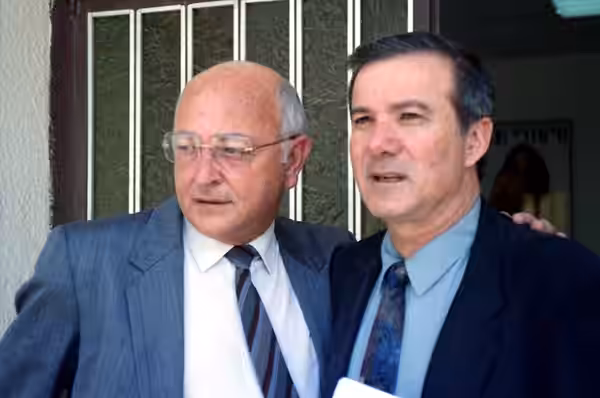 יורם גלובוס ונציגו בישראל אורי פורת שכיהן כיו"ר מועצת המנהלים של חברת "גלובוס גרופ" (1991)