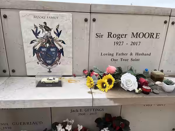 Sépulture de Sir Roger Moore au cimetière de Monaco (2023)