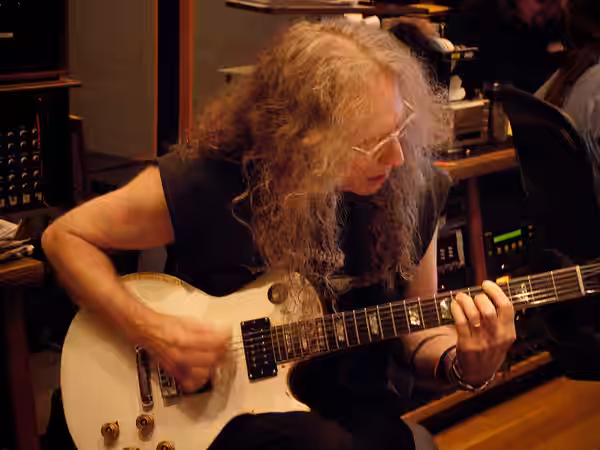 Waddy Wachtel performing on guitar (2009)