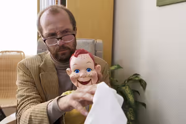 Olle Sarri i rollen som psykologen "Jukka" i Bastuklubben. (2014)