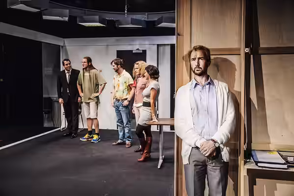 Olle Sarri, och i bakgrunden Johannes Wanselow, Emil Brulin, Aksel Morisse, Cecilia Lindqvist och Susanne Karlsson. (2015)