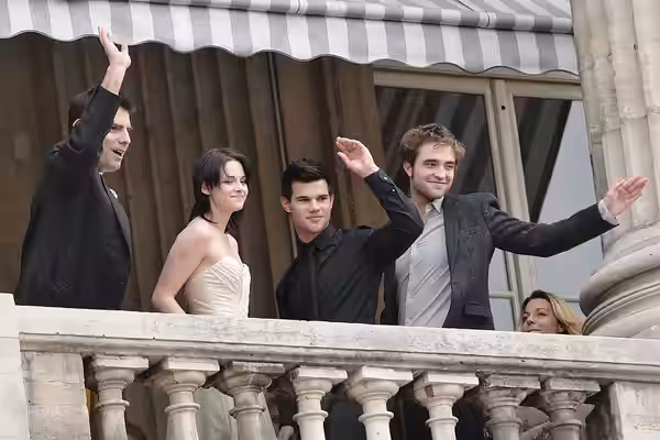 Director Chris Weitz (left), actress Kristen Stewart, actor Taylor Lautner and actor Robert Pattinson (right) attending the Twilight Saga Film New Moon (Twiligh (2009)