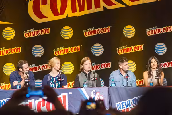 Cast of Daredevil at the 2015 New York Comic Con. (L:R: Charlie Cox, Deborah Ann Woll, Elden Henson, Jon Bernthal, Élodie Yung)