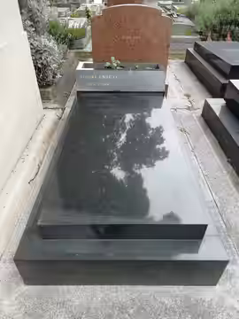 Tombe de Robert Enrico au cimetière du Montparnasse. (2021)