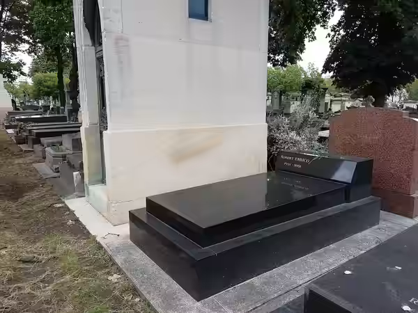 Tombe de Robert Enrico au cimetière du Montparnasse. (2021)
