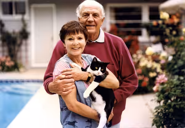 Ehepaar Erika Remberg & Sidney Hayers im Garten ihres Hause in Encino, CA (1990)