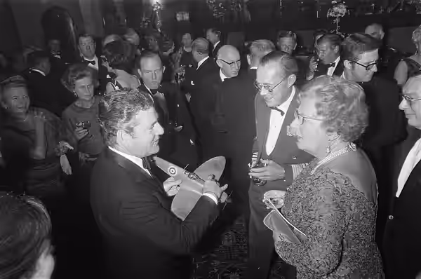 Collectie / Archief : Fotocollectie Anefo Reportage / Serie : Koningin Juliana en prins Bernhard wonen de Nederlandse galapremière bij van film Battle of Britai (1969)