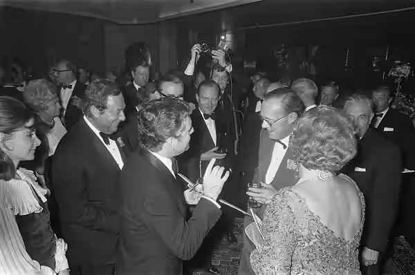 Collectie / Archief : Fotocollectie Anefo Reportage / Serie : Koningin Juliana en prins Bernhard wonen de Nederlandse galapremière bij van film Battle of Britai (1969)