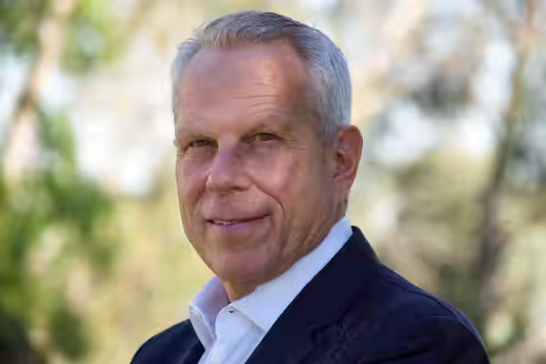 headshot of Steve Tisch (2016)