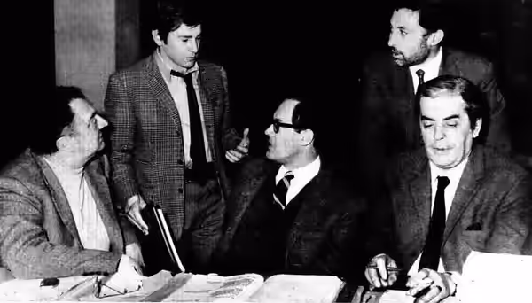 Regista e attori dello sceneggiato Il Circolo Pickwick discutono il copione (1968)