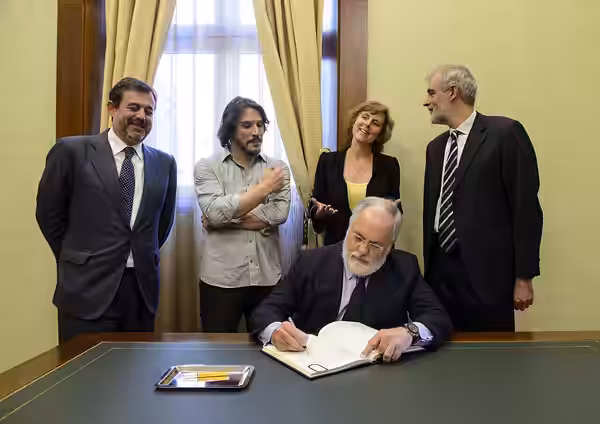 Arias Cañete , Minister of Agriculture Food Enviroment , welcomes Connie Hedegaard , European Commissioner for Climate Action at the University Pontificia Comil (2013)