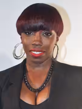 Estelle stuns the crowd on the red carpet. (2011)