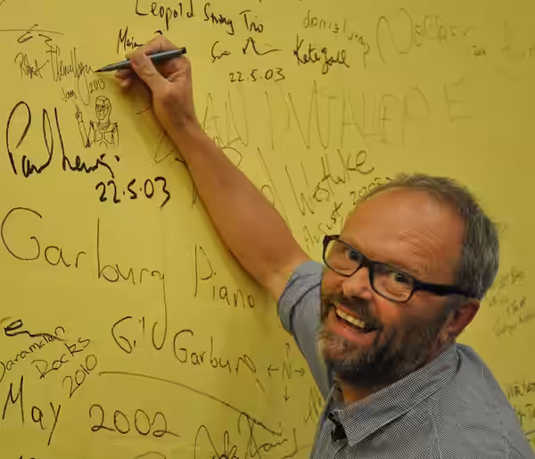 Robert_Llewellyn signs the wall at the Australian National University School of Music, 31st January 2013. Taken during an appearance at the 2013 Linux Conferenc