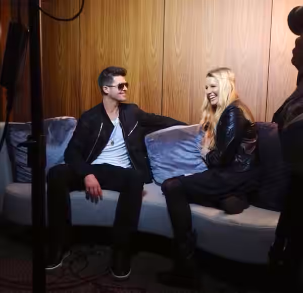 Kylie Speer interviews singer-songwriter Robin Thicke in 2013 (2014)