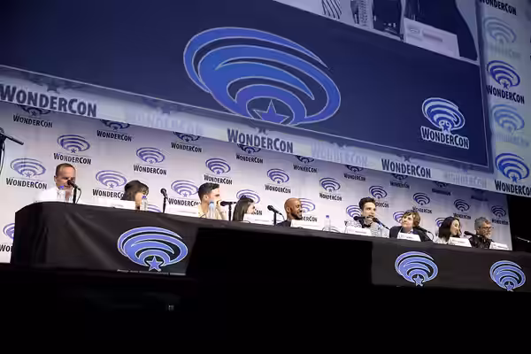 Clark Gregg, Elizabeth Henstridge, Iain De Caestecker, Natalia Cordova-Buckley, Henry Simmons, Jeff Ward, Jed Whedon, Maurissa Tancharoen and Jeffrey Bell speak (2019)