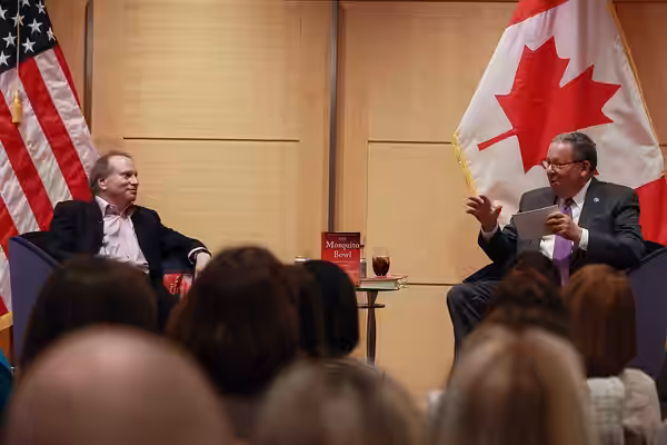 U.S. Ambassador to Canada David L. Cohen moderates a book discussion with acclaimed author and Pulitzer Prize-winning journalist Buzz Bissinger. Public domainPu (2023)