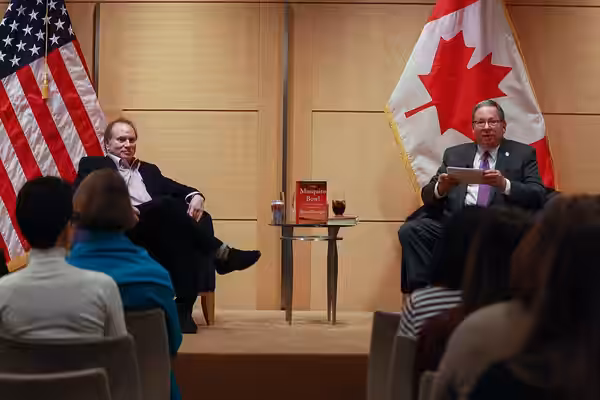 U.S. Ambassador to Canada David L. Cohen moderates a book discussion with acclaimed author and Pulitzer Prize-winning journalist Buzz Bissinger. Public domainPu (2023)