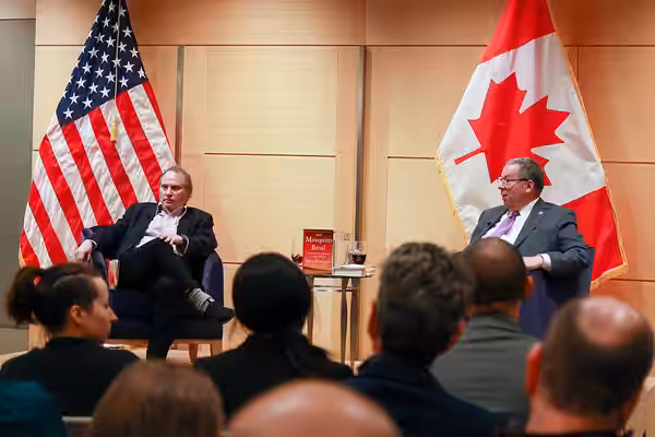 U.S. Ambassador to Canada David L. Cohen moderates a book discussion with acclaimed author and Pulitzer Prize-winning journalist Buzz Bissinger. Public domainPu (2023)