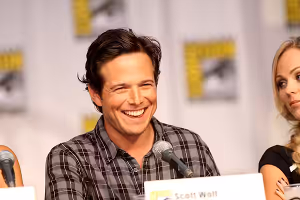 Actor Scott Wolf on the V panel at the 2010 San Diego Comic Con in San Diego, California. Please attribute to Gage Skidmore if used elsewhere.