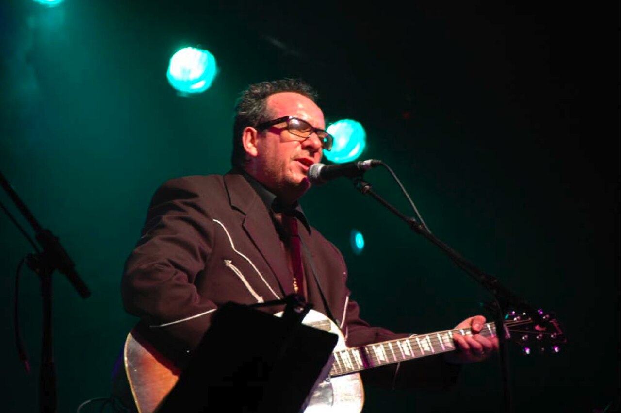He came out and fired off about 5 or 6 solo acoustic songs (2007)