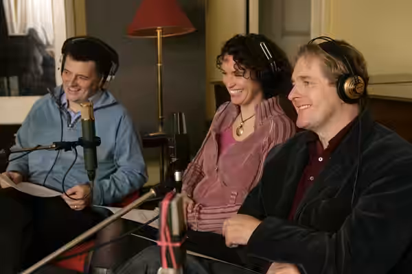 Steven Moffat, Fiona Gillies and Robert Bathurst record the DVD audio commentary for the first series of Joking Apart (2006)