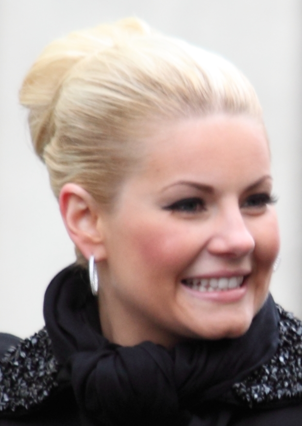 Elisha Cuthbert at the Grey Cup Parade in Calgary, Alberta on November 28, 2009. The image has been cropped.