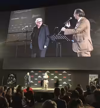 Pino Donaggio e Gian Luca Farinelli durante la presentazione del nuovo restauro del film di Brian De Palma Blow Out (1981), Festival Il Cinema Ritrovato, piazza (2023)