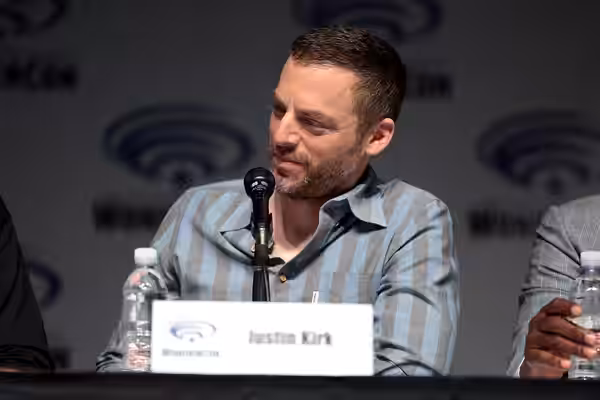 Justin Kirk speaking at the 2017 WonderCon, for "APB", at the Anaheim Convention Center in Anaheim, California. Please attribute to Gage Skidmore if used elsewh