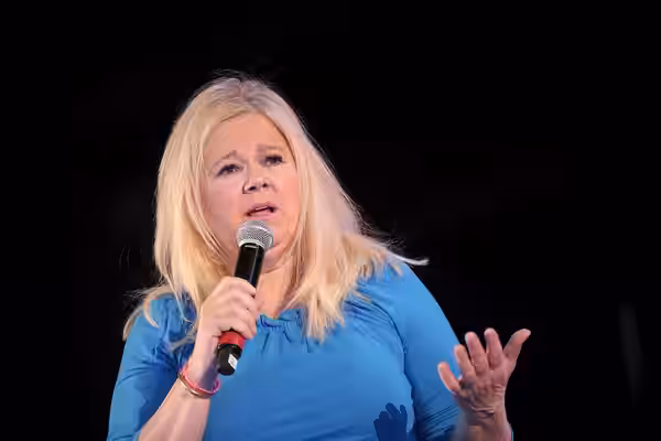 Caroline Rhea speaking with attendees at the 2022 Arizona Ultimate Women's Expo at the Phoenix Convention Center in Phoenix, Arizona. Please attribute to Gage S