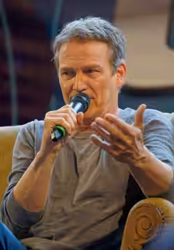 Author : @Kiri Karma Comiccon Brussels 2024 - Fall - Q &amp; A Stephen Moyer Stephen Moyer aka Bill Compton True Blood ?I don?t know who you think you are, but 