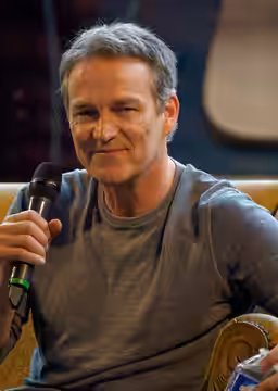Author : @Kiri Karma Comiccon Brussels 2024 - Fall - Q &amp; A Stephen Moyer Stephen Moyer aka Bill Compton True Blood ?I don?t know who you think you are, but 