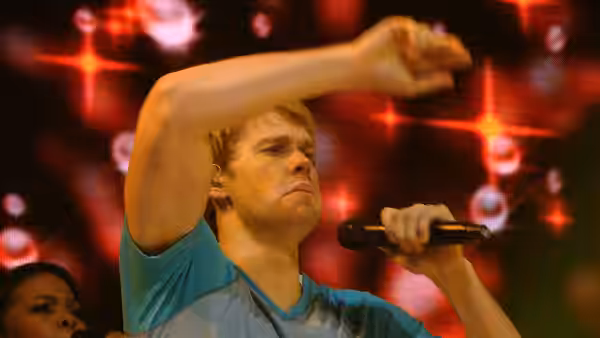 Interpretando Loser Like Me. (2011)