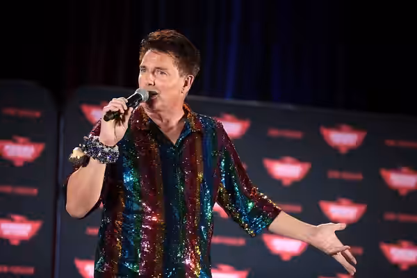 John Barrowman speaking with attendees at the 2022 Phoenix Fan Fusion at the Phoenix Convention Center in Phoenix, Arizona. Please attribute to Gage Skidmore if