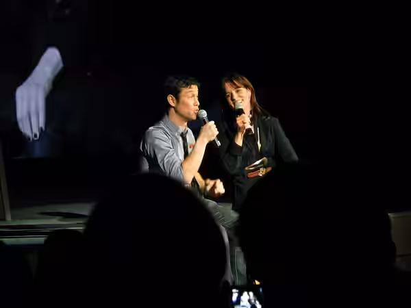 Joseph Gordon-Levitt and Parker Posey (2012)