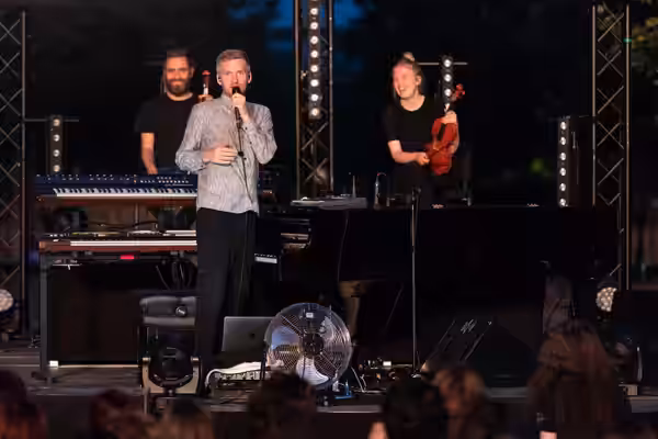 Ólafur Arnalds, compositor, multi-instrumentista y productor islandés, ofreció ayer un concierto de música clásica contemporánea en el auditorio al aire libre d (2018)