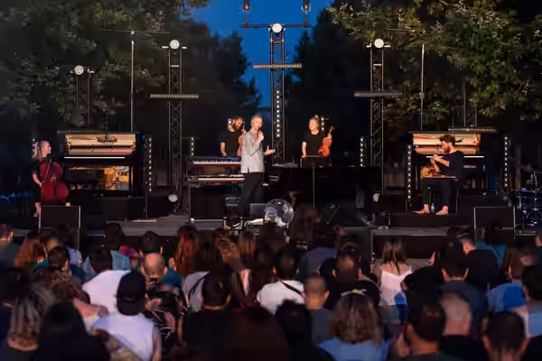 Ólafur Arnalds, compositor, multi-instrumentista y productor islandés, ofreció ayer un concierto de música clásica contemporánea en el auditorio al aire libre d (2018)