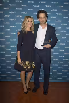 Luke Kirby with presenter Mädchen Amick after accepting a 2016 Voice Award on behalf of the film Touched with Fire.