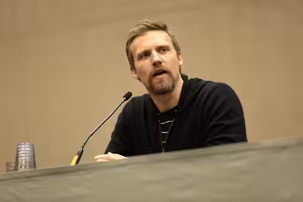 Teddy Sears speaking at the 2017 Phoenix Comicon at the Phoenix Convention Center in Phoenix, Arizona. Please attribute to Gage Skidmore if used elsewhere.