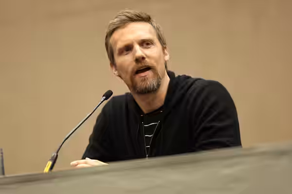 Teddy Sears speaking at the 2017 Phoenix Comicon at the Phoenix Convention Center in Phoenix, Arizona. Please attribute to Gage Skidmore if used elsewhere.