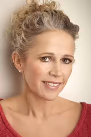 Lucy Benjamin