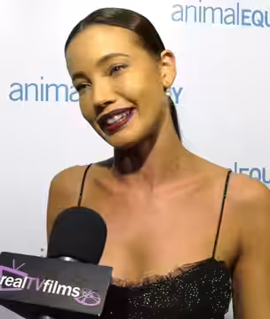 Stephanie Corneliussen / Mr. Robot [Joanna Wellick] chats with RealTVfilms about Animal Equality saving animals worldwide for 11 years. Stephanie also shows off (2017)
