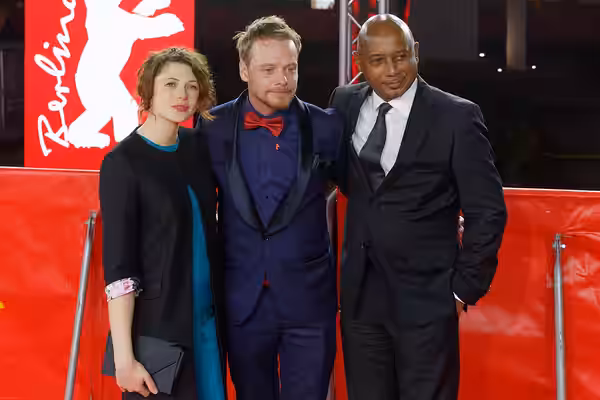 Hannah Steele, Stefan Konarske und Raoul Peck bei der Weltpremiere von Der junge Karl Marx bei der Berlinale 2017