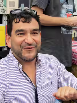 El historietista y guionista chileno Pedro Peirano en la Feria Internacional del Libro de Santiago 2015